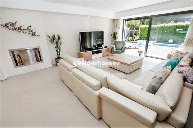 Moradia contemporânea perto da praia Olhos de Agua